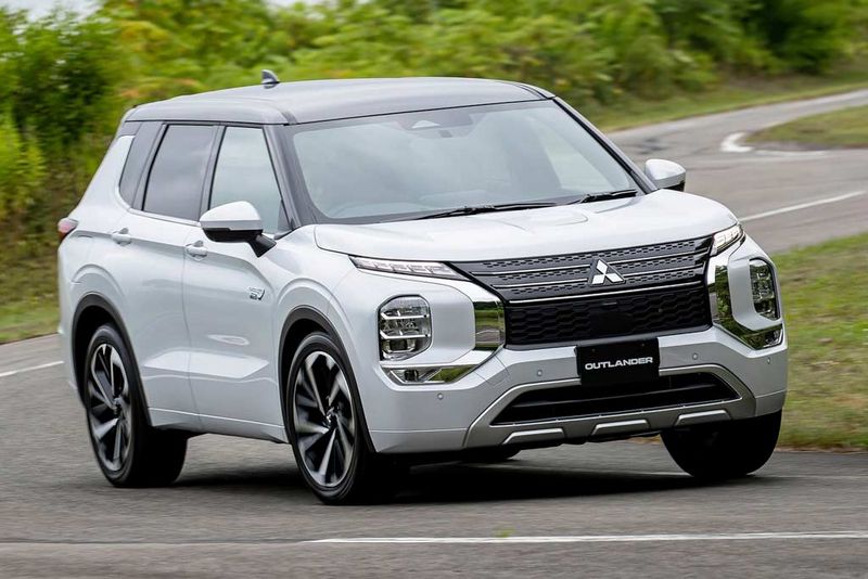 Mitsubishi Outlander Hybrid 2025 года