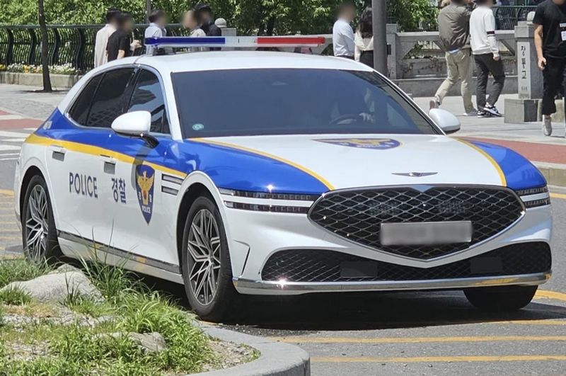 Полицейская машина Genesis G90